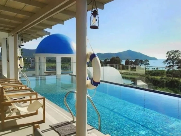 Jacuzzi bathtub suite enhancing luxury positioning