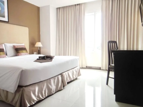 Hotel room corridor access and layout