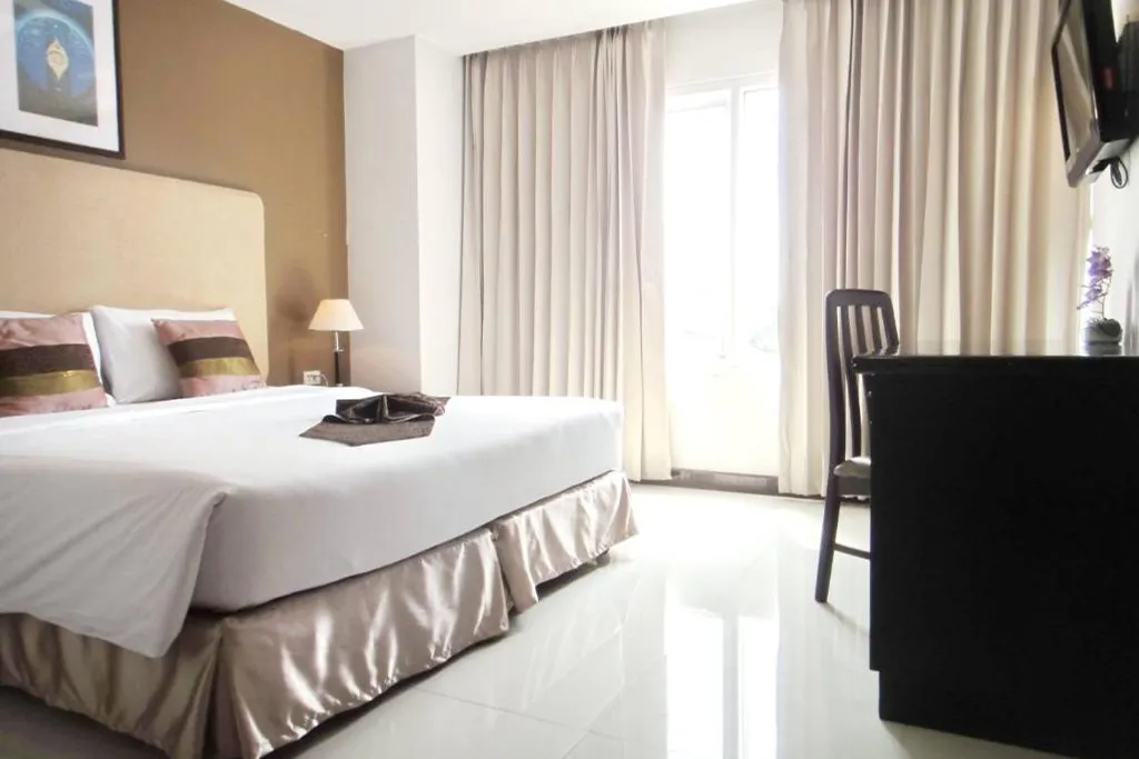 Hotel room corridor access and layout