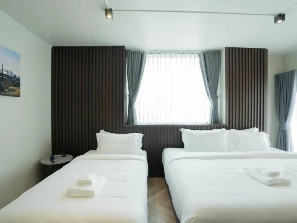 Corner guest room layout with added space