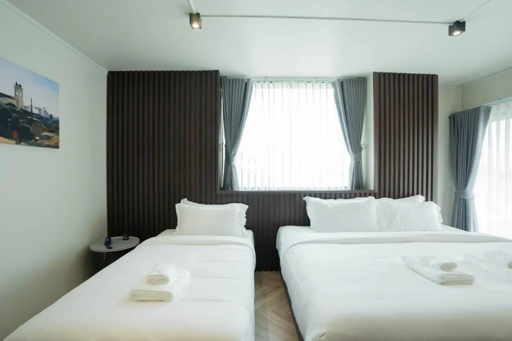 Corner guest room layout with added space