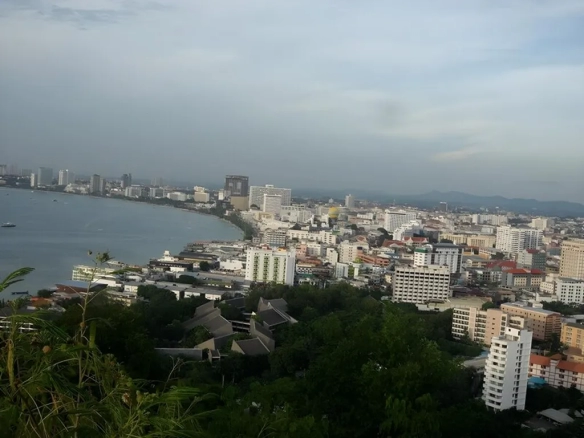 hotel-bedroom-night-ambience