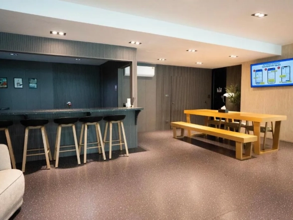 Hotel dining area supporting food and beverage revenue