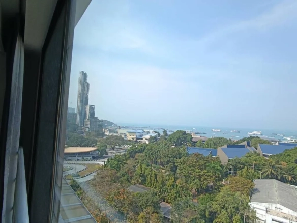 High-floor room with city view