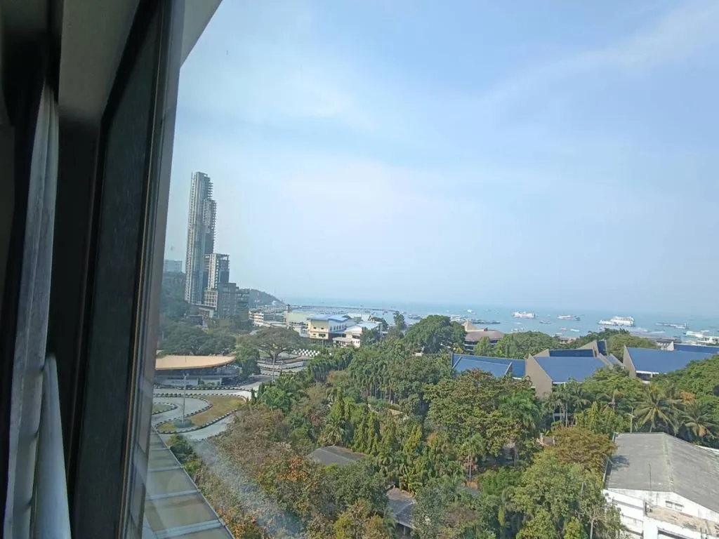 High-floor room with city view