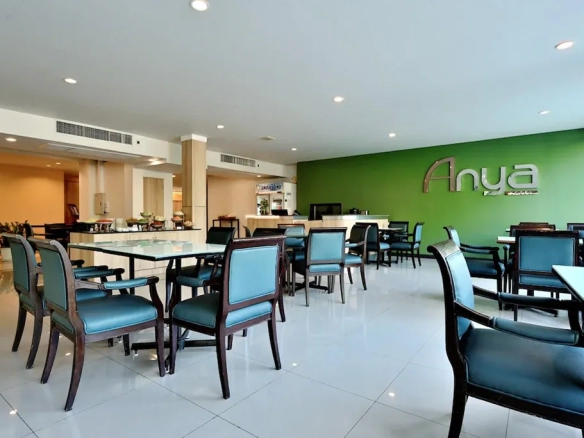 Twin bed guest room designed for business and leisure travelers