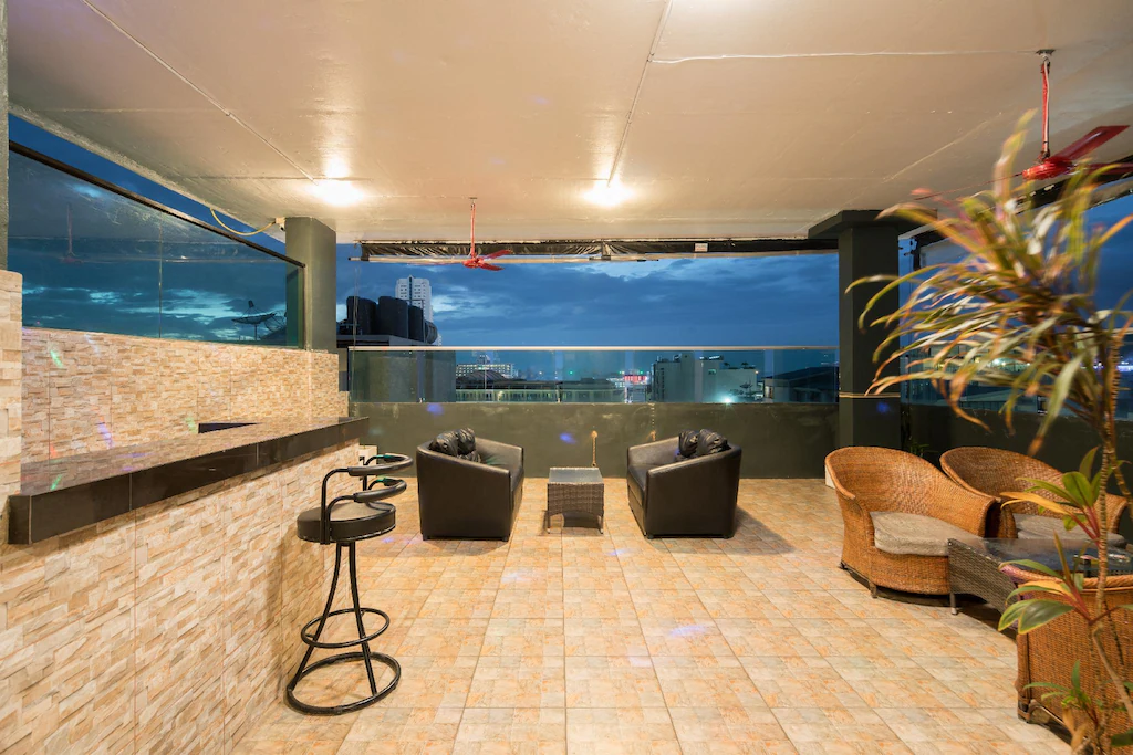 Bar and lounge area for guests