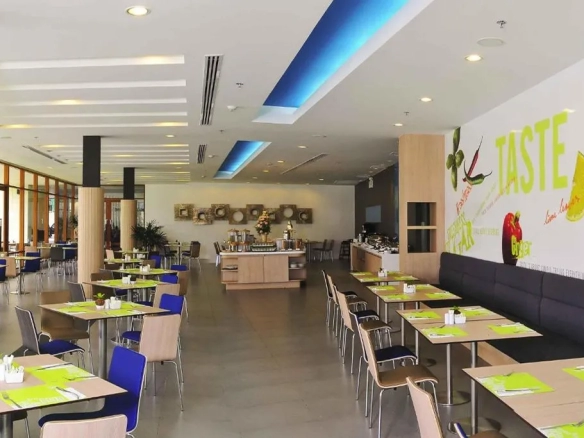 Lobby dining and seating area