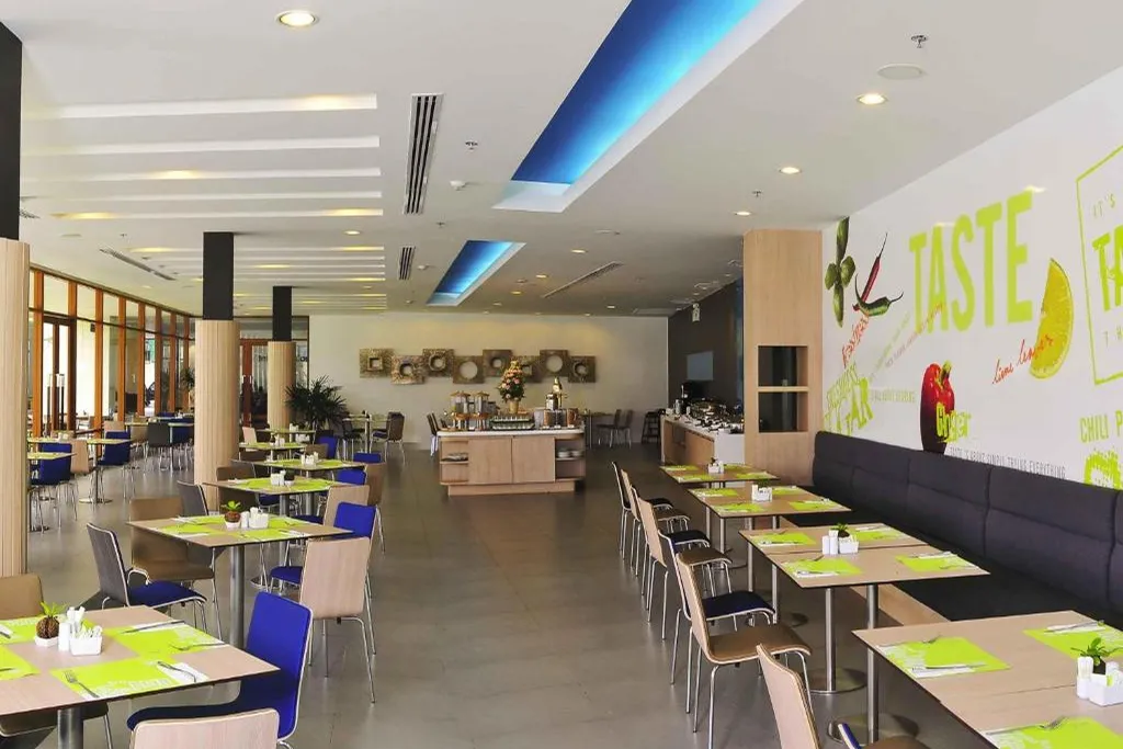 Lobby dining and seating area