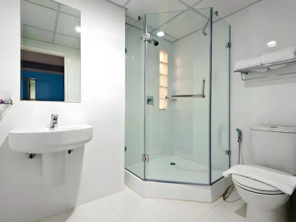 Lobby cafe space generating additional hotel revenue