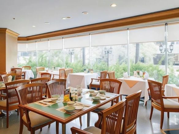 Hotel dining area with garden view in Pratunam