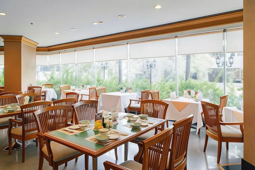 Hotel dining area with garden view in Pratunam