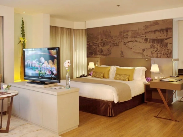 Suite room with living area in Pratunam hotel
