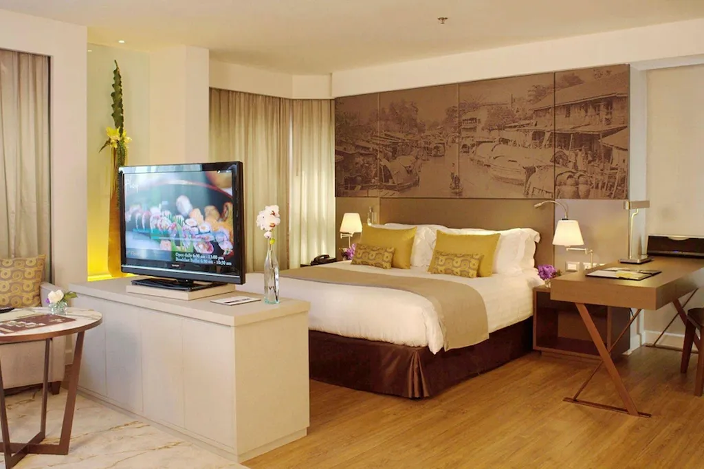 Suite room with living area in Pratunam hotel