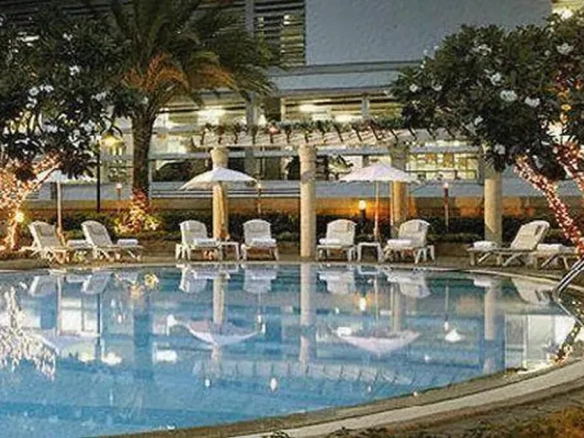 Large swimming pool complex in Pratunam hotel