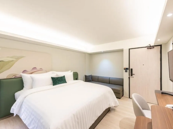 Bedroom interior demonstrating room condition of hotel for sale in Bangkok Noi Bangkok