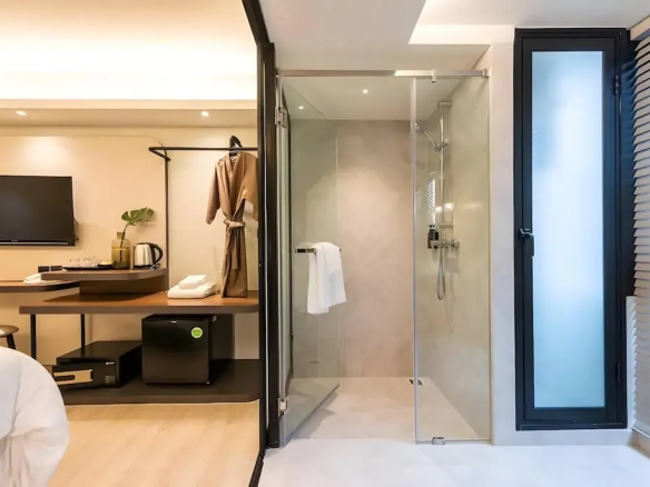 Bathroom and wash area supporting guest accommodation of hotel for sale in Bangkok Noi Bangkok