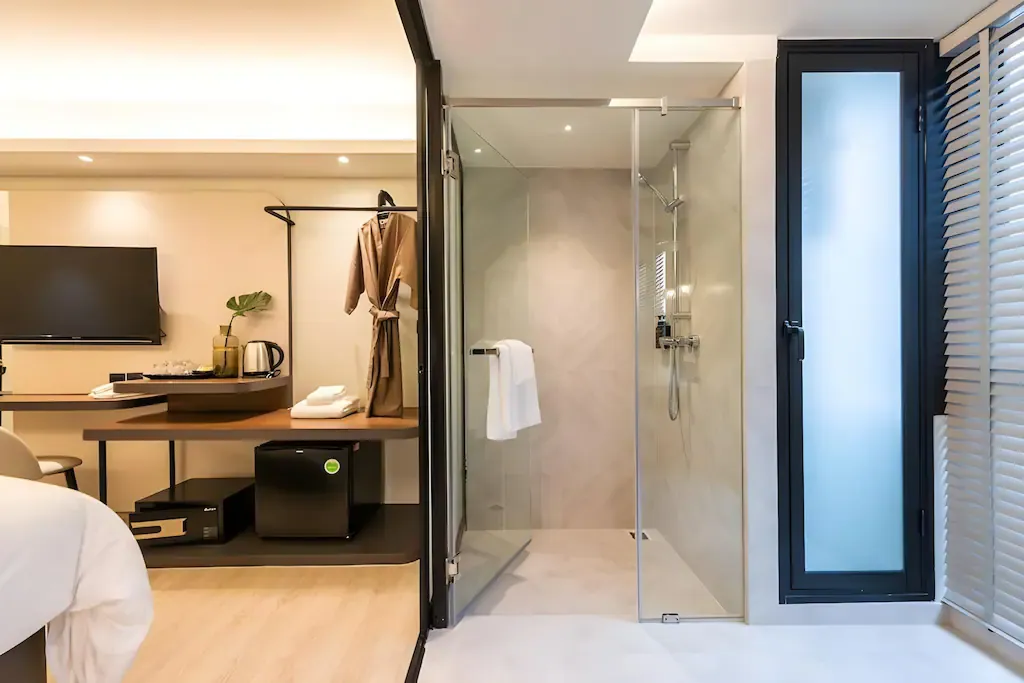 Bathroom and wash area supporting guest accommodation of hotel for sale in Bangkok Noi Bangkok