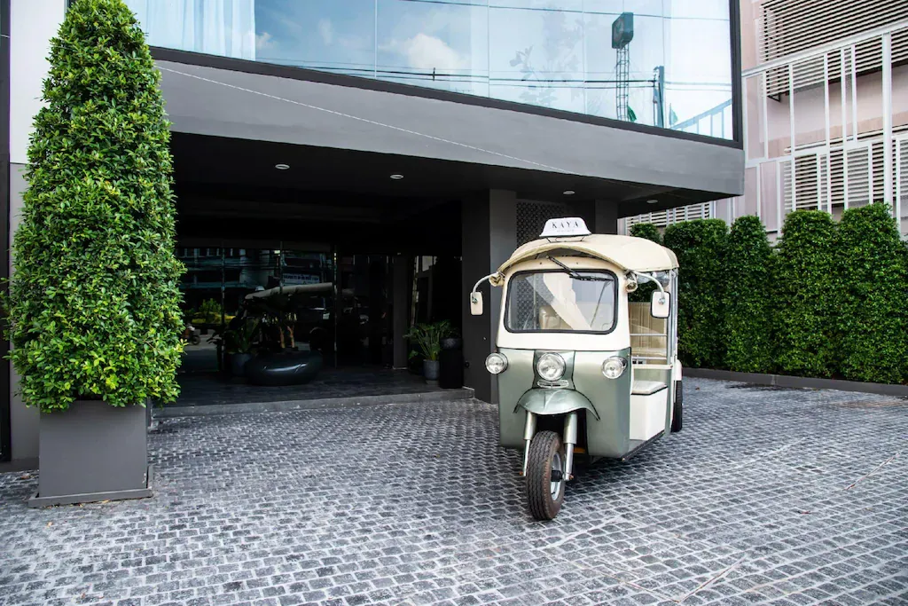 Surrounding access and driveway area of hotel for sale in Bangkok Noi Bangkok