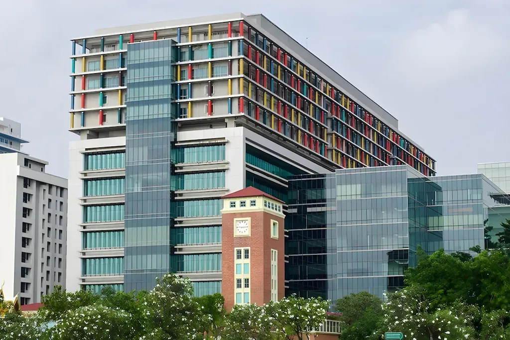 Adjacent buildings and neighborhood context of hotel for sale in Bangkok Noi Bangkok