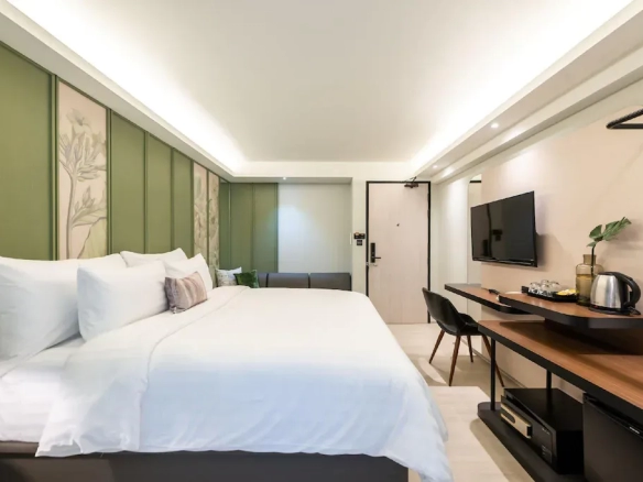 Guest room interior showing alternative room configuration of hotel for sale in Bangkok Noi Bangkok
