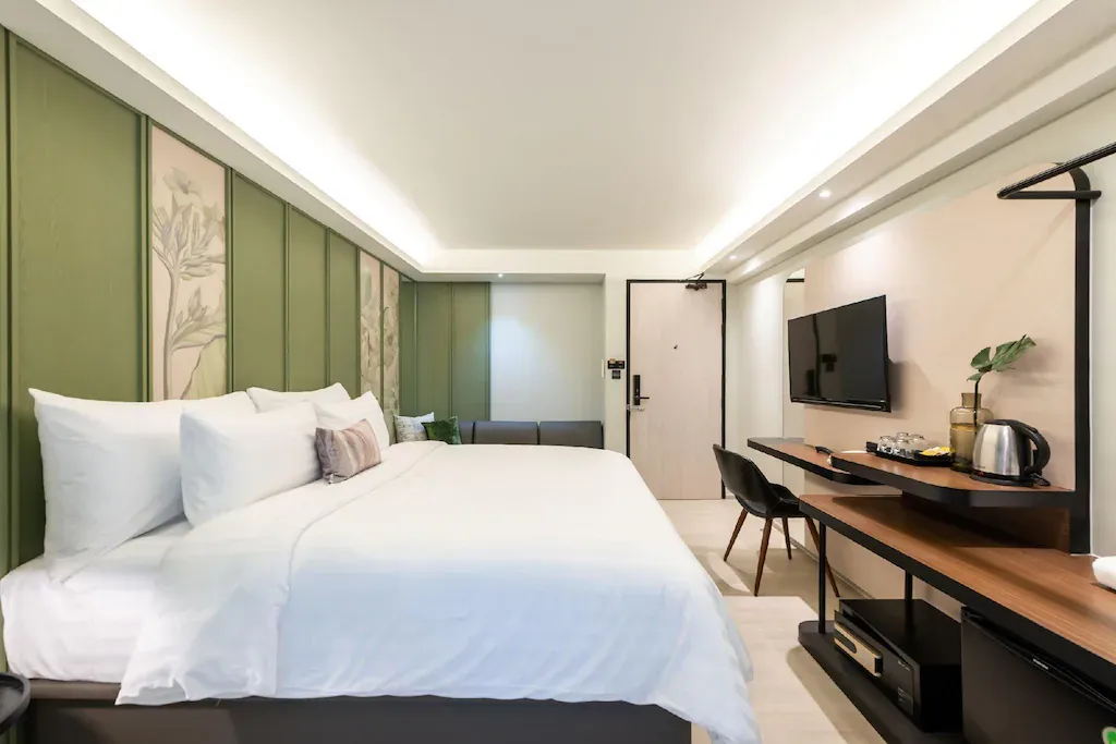 Guest room interior showing alternative room configuration of hotel for sale in Bangkok Noi Bangkok