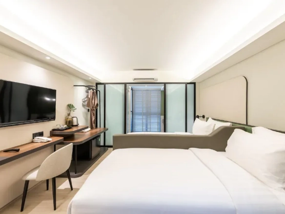 Guest room interior showing bed layout and usable area of hotel for sale in Bangkok Noi Bangkok