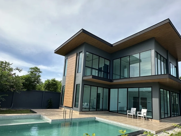 Exterior view with swimming pool and building layout of villa for sale in Bang Lamung Chonburi