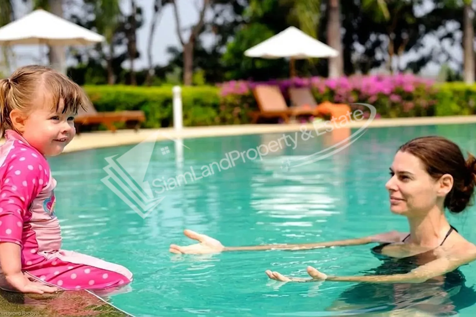 05-luxury-golf-resort-pool-lifestyle Luxury golf resort pool lifestyle