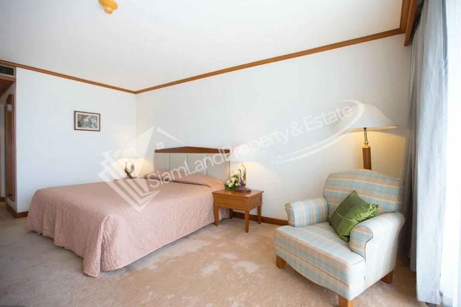 12-luxury-golf-resort-master-bedroom Luxury golf resort master bedroom