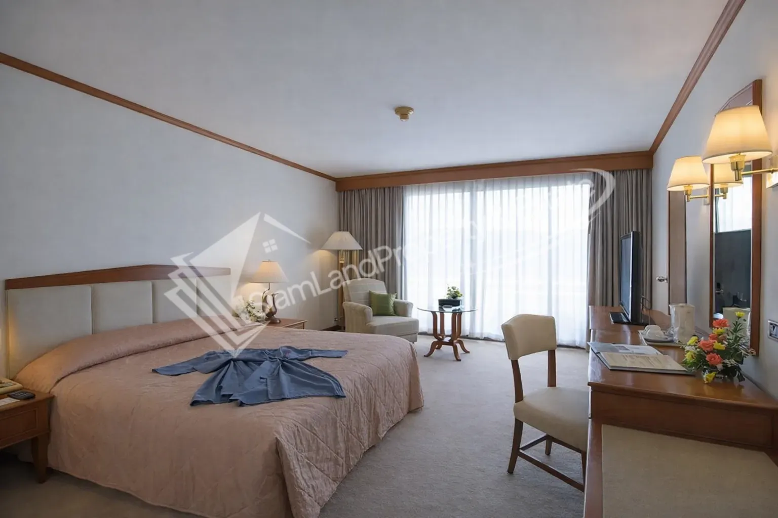 16-luxury-golf-resort-guest-bedroom Luxury golf resort guest bedroom