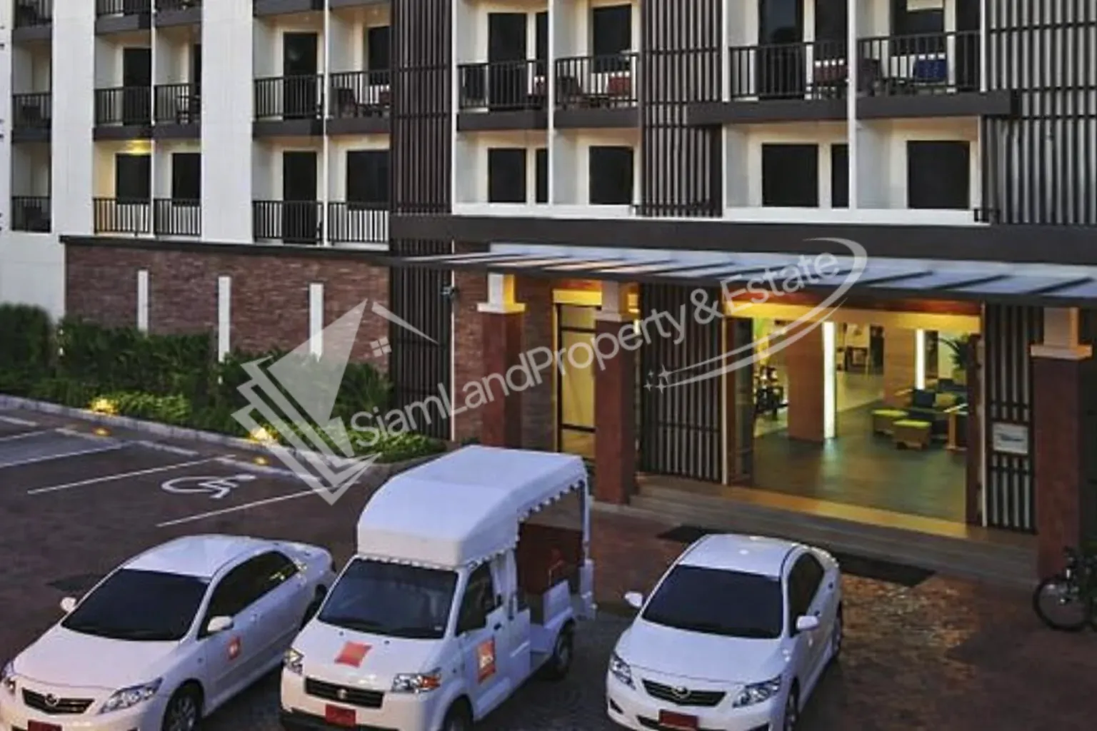 19-luxury-hotel-building-entrance-parking-dropoff Luxury hotel building entrance parking dropoff